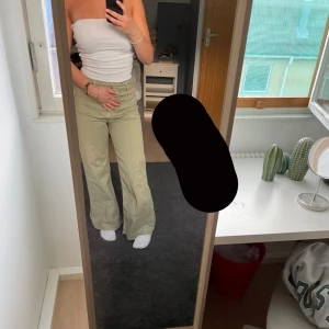 Gröna jeans - Sage gröna jeans från stradivarius☘️ Väldigt stretchiga och sköna. Knappt använda så är i väldigt bra skick!🫶🏼 Strl 36 men passar 36-40 skulle jag säga. Kan alltid diskutera pris och skicka fler bilder❣️