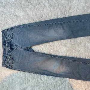Säljer mina lågmidjade weekday jeans då de blivit för små🤍är 25 i midjan och 30 i längd som det står i sista bilden, superfina