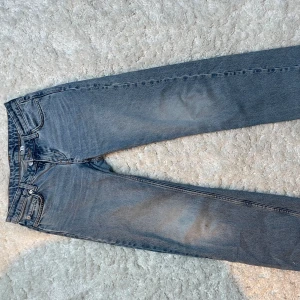 Weekday arrow jeans - Säljer mina lågmidjade weekday jeans då de blivit för små🤍är 25 i midjan och 30 i längd som det står i sista bilden, superfina och i bra skick :)