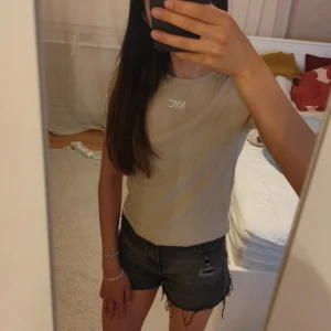 T-shirt - 170, men passar mig som brukar ha Xs.  Bra skick. Hör av er vid frågor. 💕