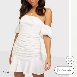 Vit klänning  - Vit klänning i storlek M ärmarna på klänningen gick tyvärr av men den är fortfarande jätte snygg utan. Perfekt för studenten.🌸🌸🌸 köpt för 500kr använd endast 1 gång 