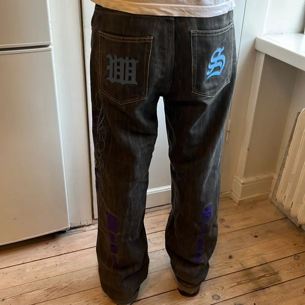 Tja, säljer dessa feta Y2K jeans, jag är osäker på måtten men jag är iallafall 177cm med en 30 i midja och dem passar mig bra! Skick är 8/10!. Jeans & Byxor.