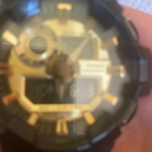 Vill nån köpa ny pris 3500 men säljer för 700 just nu vill ni sänka priset skriv till mig - Klockan går rätt den är väldigt ny vill ni köpa Dm