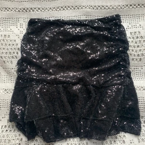 Glittrig kjol - Aldrig använd 