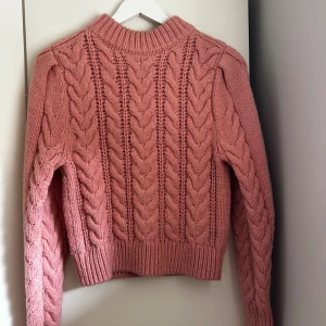 Stickad tröja - Jättefin rosa stickad tröja från hm som är lite tjockare men jätte skön till sommarkvällarna🩷🩷🩷