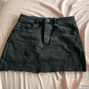 Svart Jeans kjol  - Säljer denna svarta jeanskjolen för att den inte kommer till användning. Den är i strl 38 men passar mig som har strl 36 