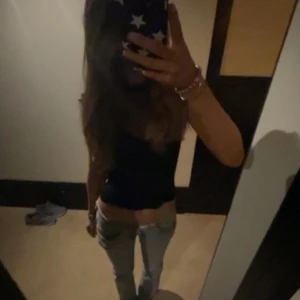 Pepe jeans💓 - säljer mina fina pepe jeans då de inte används längre! måtten 28Wx32L. Inga defekter utom de hål jag gjort på insidan så dem skulle passa mig i midjan. 💓