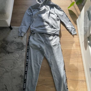 Hoodrich Tracksuit  - Använt några gånger  Ny pris 1350kr