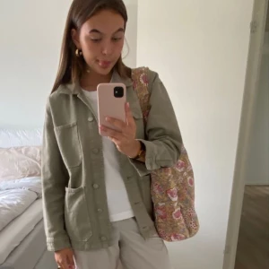 Grön jeans jacka - Jeans jacka från Ginatricot. Sparsamt använd💗
