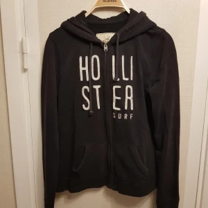 Hollister svart luv hoody strl S - Hollister svart luv hoody strl S Står m men är liten i strl