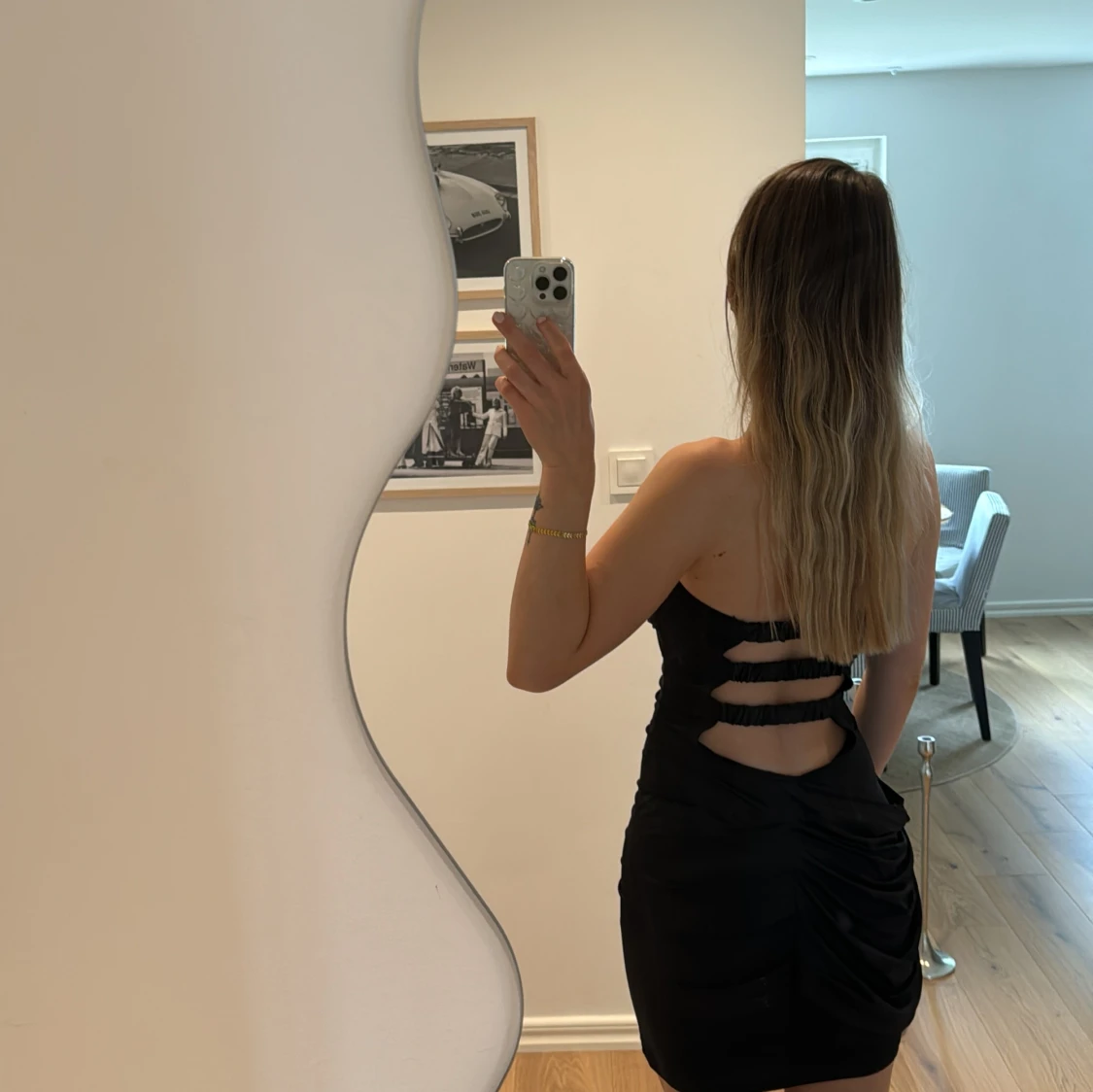 Svart kort klänning med öppen rygg