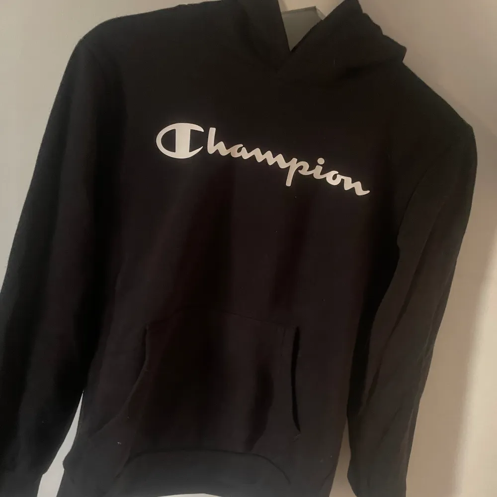 Säljer denna champion hoodie i storlek 13-14 år (X large) i barnstorlek. Mycket bra skick och inga defekter💞. Hoodies.