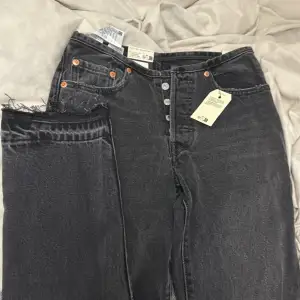 Säljer dessa helt nya Levis Jeansen då dem inte passade mig, etikett finns kvar🫶🏻 pris kan diskuteras vid snabb affär. 