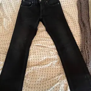 Superfina mörkblå/svarta jeans som bara används ett fåtal gånger