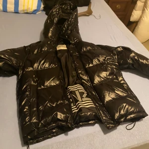 Kenzo puffer Jacka - Mycket fint skick! Har inte använts på länge och säljs därför.