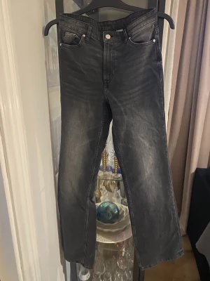 Jeans - Svart med grå nyans, strl 36 I bra skick 