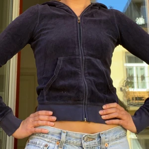 Juicy Couture kofta - Kofta från juicy couture som jag inte använt alls på några år. Dock använd innan dess så inte topptopp-skick men ändå välbevarad och absolut värd pengarna med tanke på dess nypris på över 1000 kr.