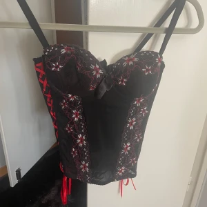 Korsett topp - Använd några få gånger, riktigt snygg festtopp, köpt second hand