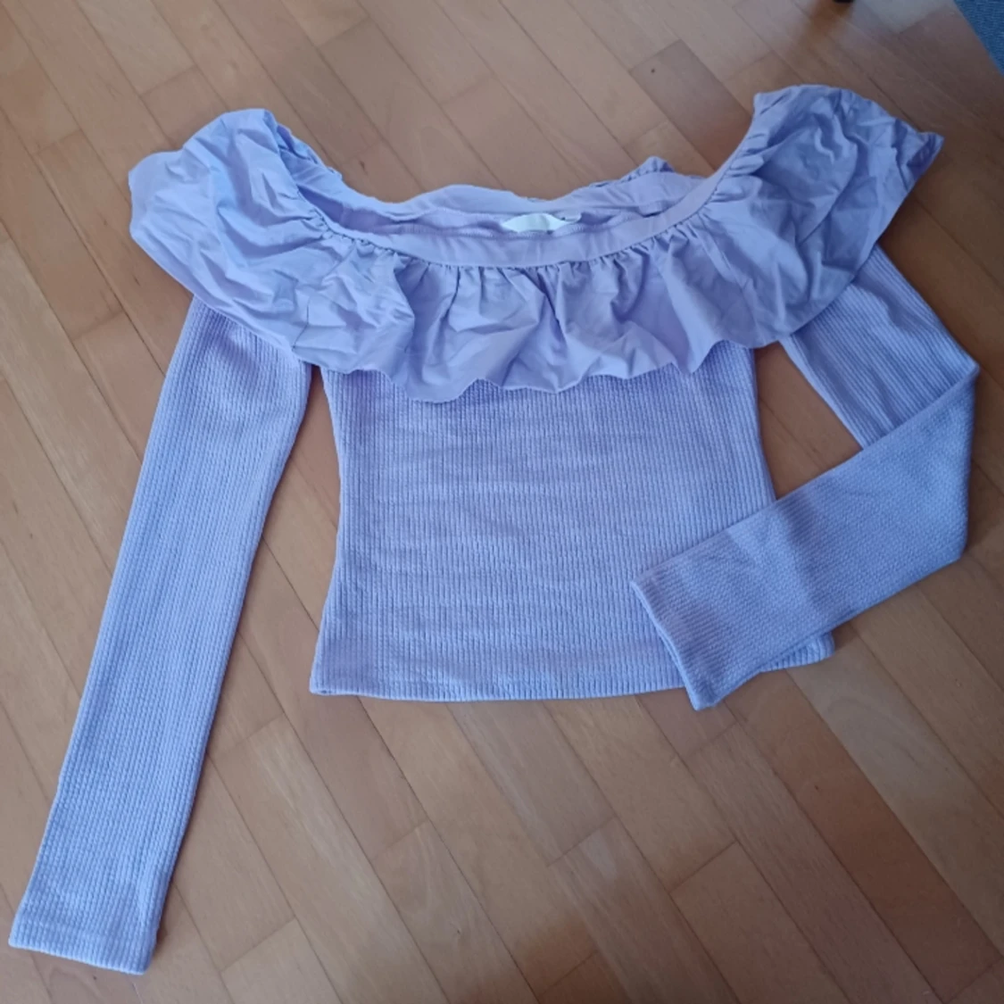 Jättefin lila oanvänd off shoulder tröja med volang från hm
