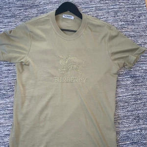 Burberry tröja  - Säljer denna tröja då den inte passar mig, storleken är S men passar M bättre då den är större i storleken. Skicket är 10/10 och är sprillans ny.