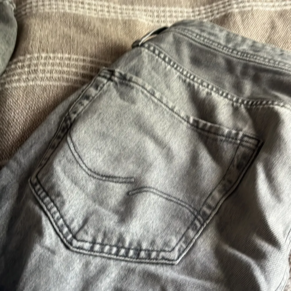 Ett par gråa jeans från jack n jones. Bra skick. Jeans & Byxor.
