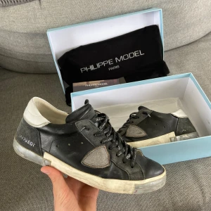 Philippemodel  - Säljer nu dessa svarta models i storlek 41 som är i väldigt bra skick. Har dessa och några andra par där det är begränsat med box och dustbag så det är först i kvarn för att få med, skriv för fler bilder/frågor🙌🏼