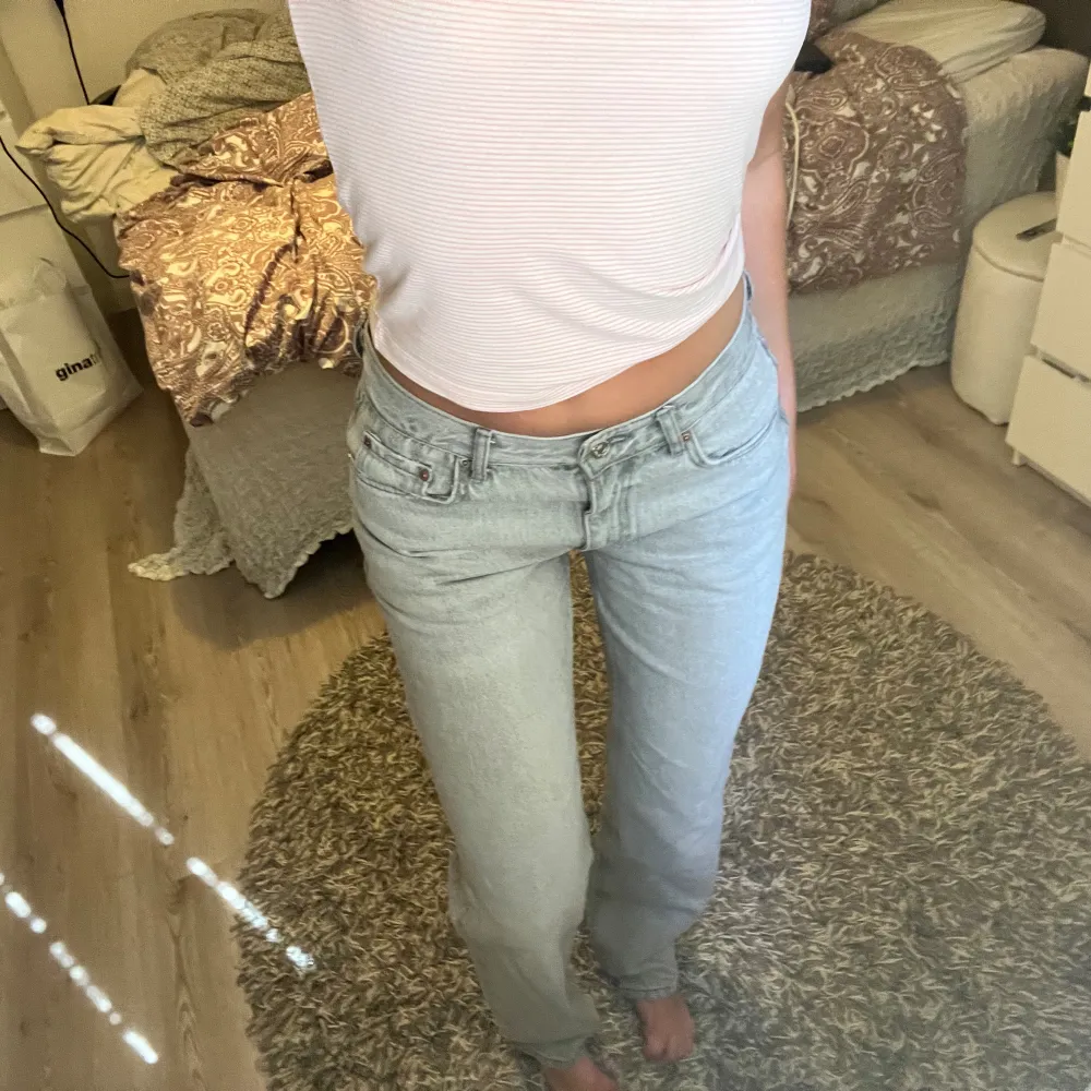 Ljusgrå jeans från Gina i storlek 36 som inte kommer till användning längre!😁. Jeans & Byxor.