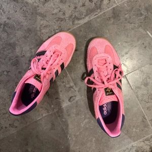Adidas Gazelle rosa - Säljer dessa adidas gazelle i rosa💗 helt slutsålda och jättesvåra att få tag i! Köpta på zalando, kvitto och box finns💗 Endast använda vid ett tillfälle! Som nya!
