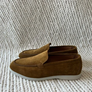 Loafers - Säljer dessa feta loafers med anledning av att dom är för stora. Rätt stora i storleken,  strlk 43  Nypris 3500kr    Hammerstein !Kan tänka mig ett lägre pris vid en snabb affär!