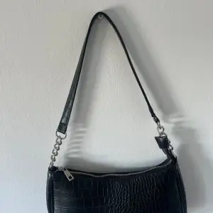 Jag säljer min svarta handväska från glitter då den bara inte kommit till användning! Väldigt bra skick!  Bredd, 26.5 höjd, 13.5 Stort urymme med två mindre fack!