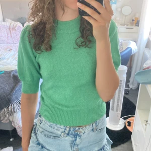 Grön stickad topp - Jättefin grön stickad topp från JDY, köpt från Zalando💕Använd ett fåtal gånger, därav i fint skick. Säljer då den inte kommer till användning! Skriv privat för frågor🌸