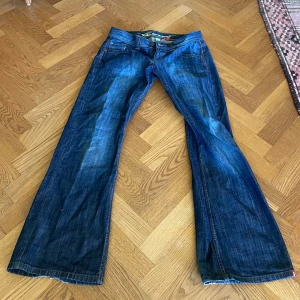 Bootcut jeans - Ett par jeans med perfekt flare nertill som går snyggt över skorna.