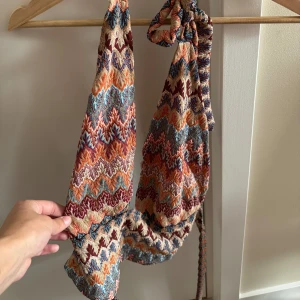 Halterneck topp - Jättesöt, knytning vid nacken. 