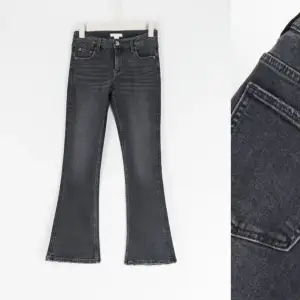 Jag säljer mina gråa bootcut jeans från Gina Young då den blivit för korta🩷De är i väldigt bra skick då dem bara har använts en gång. Nypris 300kr🩷