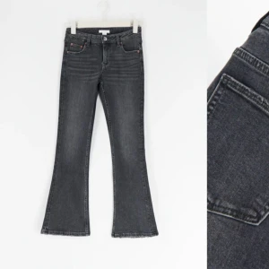 Grå bootcut jeans low waist - Jag säljer mina gråa bootcut jeans från Gina Young då den blivit för korta🩷De är i väldigt bra skick då dem bara har använts en gång. Nypris 300kr🩷