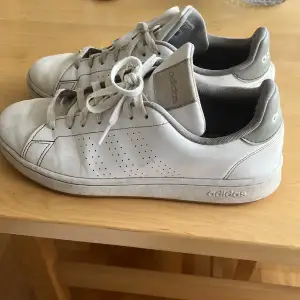 Vita Adidas skor i skick 8/10 och vissa välldigt små defekter som man inte märker av därav det sänkta priset