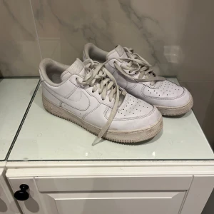 Nike air force - Använd fåtal gånger  Storlek: 43 Skick: 7/10 Pris kan diskuteras 