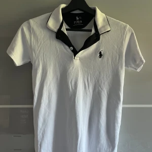 Ralph Lauren - Säljer en vit Ralph Lauren piké. Det står storlek 176 men den är liten så passar 162-168 (xs). Tveka inte på att höra av dig!