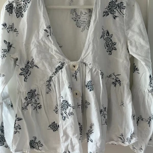 Zara blus - Vit blus från Zara med blått mönster. En knapp saknas men inte något som syns tydligt💓