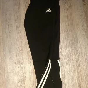 Adidas byxor - I bra skick!!