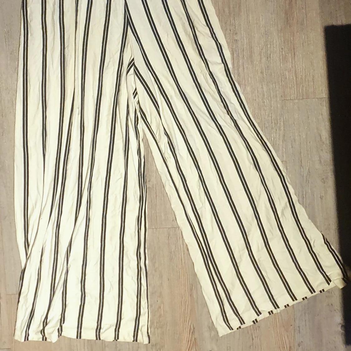 Randig svartvit jumpsuit - 90