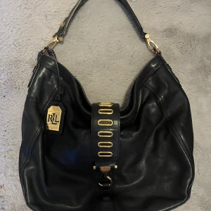 Ralph lauren väska - Säljer denna sjukt snygga vintage ralph lauren väskan med guld detaljer 😍 Sparsamt använt, de ryms en del i väskan och de finns många fack. Skriv om du har frågor ❤️