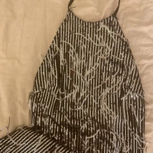 Fest klänning - Halterneck klänning med silvriga paljetter🪩 Går djupt i ryggen och ganska kort. Nyskick, endast använts 1 gång Storlek:XS