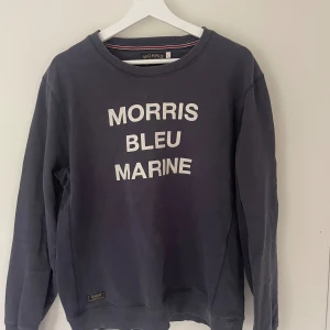 Morris crewneck - Morris tröja i storlek L. Den är använd och sitter lite mindre i storlek så mellan M och L