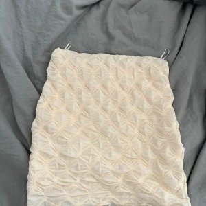 En kräm vit kort kjol - Säljer min fina kjol som aldrig kom till andning  pga den va för liten, men den är som ny såklart.