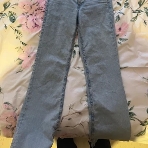 Lågmidjande jeans  - Super snygga och jätte sköna jeans köpa på hm för ett tag sen, inte använt speciellt mycket därav är skicket super bra🥰