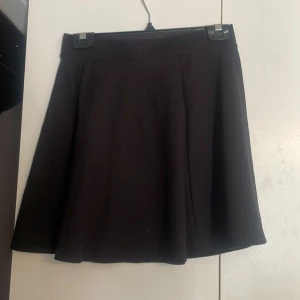 Kjol - Nyskick. Använd ett fåtal gånger