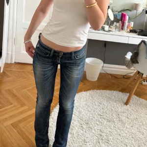 Lågmidjade jeans - Snygga lågmidjade second hand jeans från replay, säljer då dom inte passar mig💕(Lånade bilder)