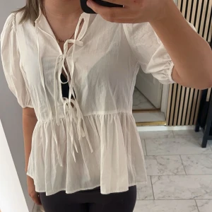 Blus  - Jätte söt vit blus ifrån vila. Andvänd 3 gånger och säljer pågrund av att den är lite för liten🩷