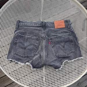 Supersnygga levis shorts som tyvärr är för små för mig. Strlk 24/ xs 